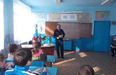 Школьникам и педагогам из села Орловка напомнили о пожарной безопасности