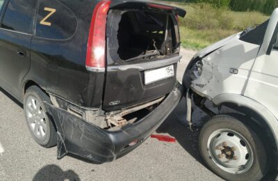Водитель отвлекся во время движения и разбил два автомобиля