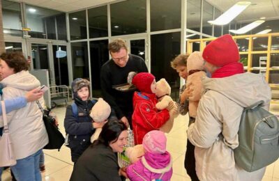 Детей из Луганской Народной Республики встретили в аэропорту Толмачево