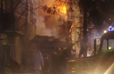 Из-за взрыва газа обрушился подъезд пятиэтажного дома в Новосибирске, есть жертвы
