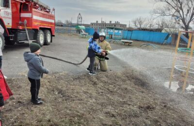 Детсадовцы примерили пожарную робу