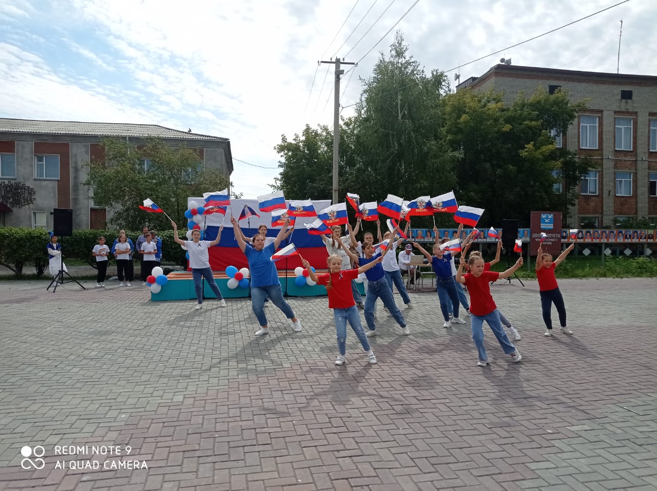 В Чистоозерном районе площадь заполнили флаги - Кулундинская новь