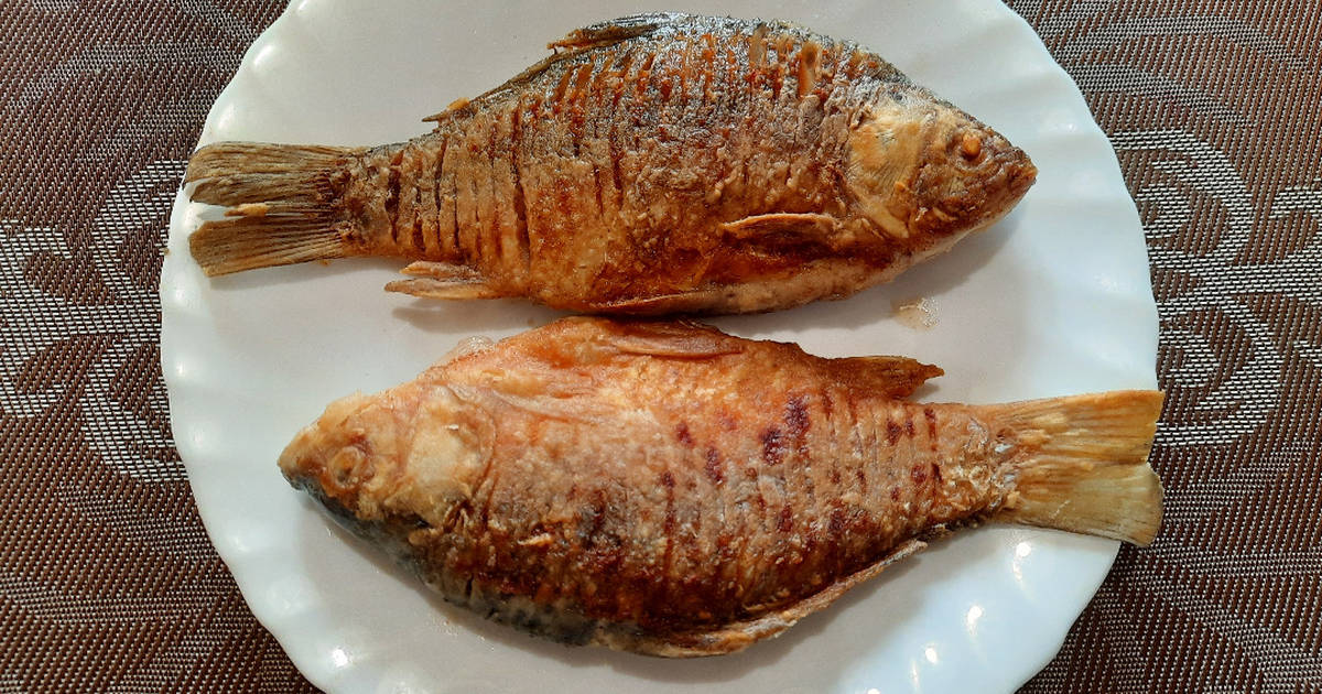Жареные караси фото. Жареный карась. Крупный карась на сковороде. Жареные карасики. Жареный карась без костей.