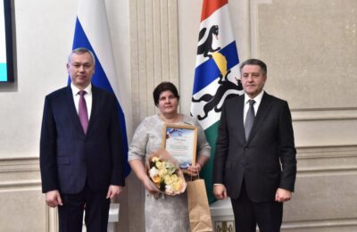 Андрей Травников наградил лучших сельских учителей Новосибирской области и Беловодского района ЛНР