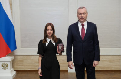 Губернатор вручил юным новосибирцам паспорта гражданина России
