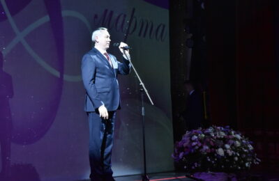 Жительниц Новосибирской области с 8 Марта поздравил губернатор Андрей Травников