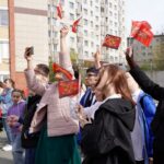 Активисты «Единой России» для фронтовиков устраивают мини-парады под окнами