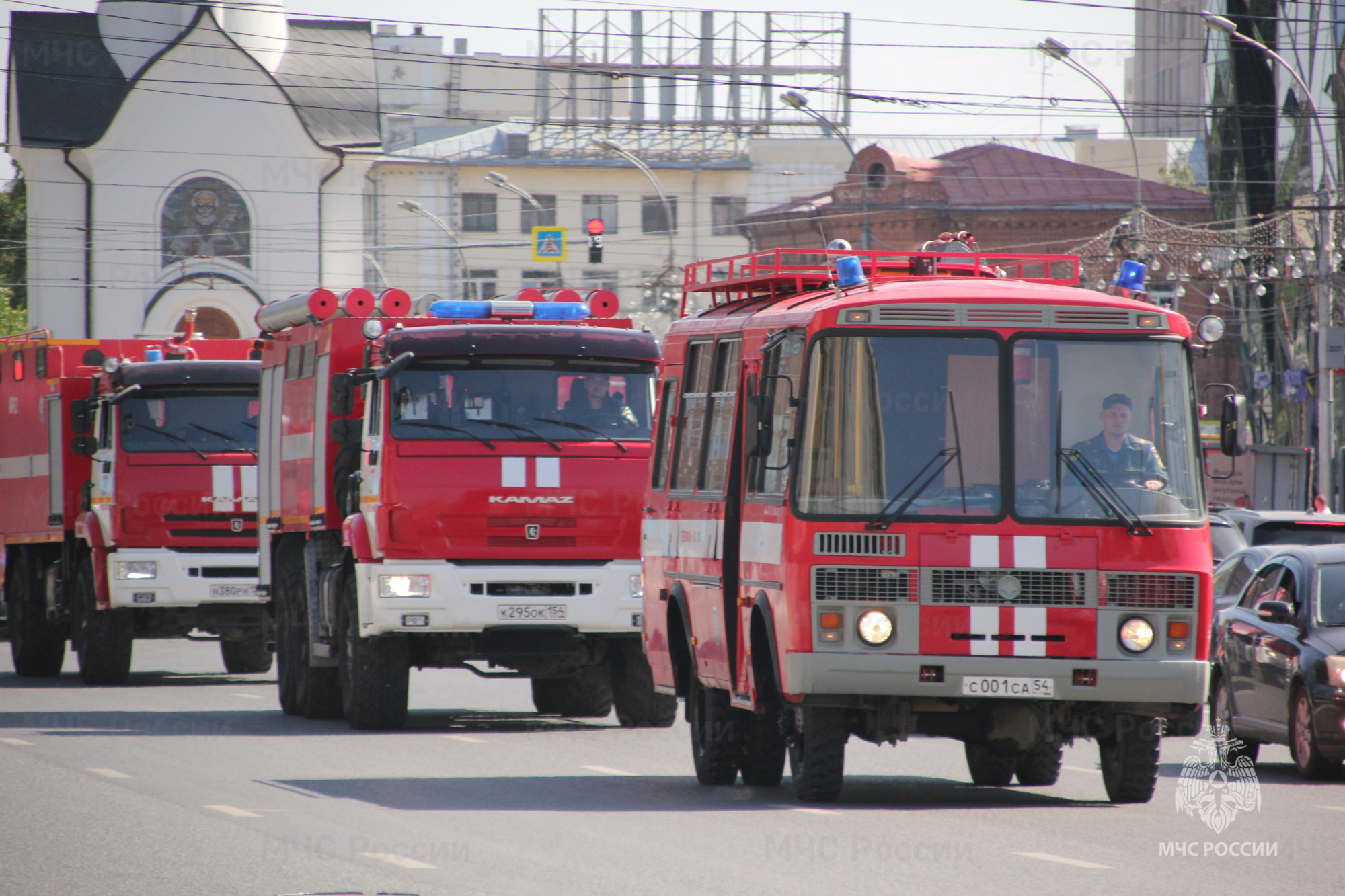В Новосибирске состоялся автопробег пожарной и спасательной техники