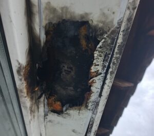 В воскресенье в грозу молния ударила в жилой дом в Чистоозерном