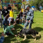 В детском лагере «Зеленая роща» дети примерили бронежилеты и пообщались с Де-Луной
