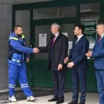 Губернатор Андрей Травников вручил медикам ключи от новых «скорых»