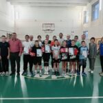 В Чистоозерной школе № 3 всей семьей играли в волейбол память о герое-земляке