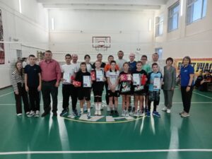 В Чистоозерной школе № 3 всей семьей играли в волейбол память о герое-земляке