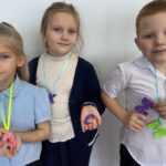 Первоклассники осваивают 3D-ручку в Чистоозерной школе № 3