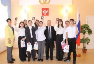 Свой первый взрослый документ в торжественной обстановке получили пять юных чистоозерцев