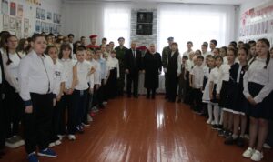 Мемориальную доску в честь Андрея Лихоманова открыли в Чистоозерной школе № 3