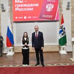 Андрей Травников накануне Дня Конституции вручил паспорта юным новосибирцам