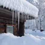 Счищать снег с крыш советуют в МЧС