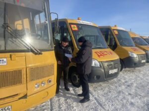 Сотрудники ГАИ осмотрели школьные автобусы в Чистоозерном