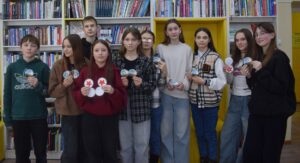 Поделки для участников СВО изготовили дети в библиотеке Чистоозерного района