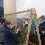 Жители Польяново плетут сети для бойцов СВО в местном клубе