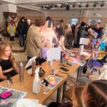 Косы плетут воспитанницы объединения «Юный парикмахер» Дома детского творчества