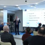 Министр строительства познакомил участников «Герои НовоСибири» с работой отрасли