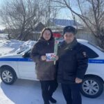 Госавтоинспекторы в Чистоозерном районе подарили цветы милым дамам за рулем
