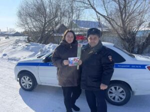 Госавтоинспекторы в Чистоозерном районе подарили цветы милым дамам за рулем