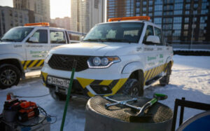 Сотрудники дорожных служб региона помогают водителям в сложных ситуациях