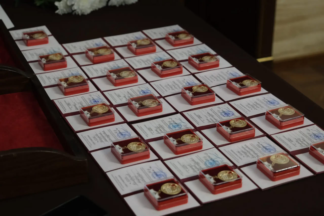 Нагрудные знаки «Почетный донор России» вручили в Правительстве региона