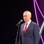 Губернатор Андрей Травников поздравил жительниц региона с 8 Марта