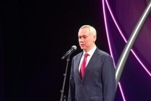 Губернатор Андрей Травников поздравил жительниц региона с 8 Марта