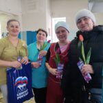 Цветы работникам ЦРБ вручили от партии «ЕДИНАЯ РОССИЯ»