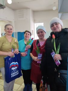 Цветы работникам ЦРБ вручили от партии «ЕДИНАЯ РОССИЯ»