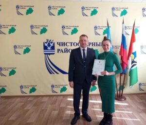 Свидетельство на приобретение жилья вручили в администрации Чистоозерного района