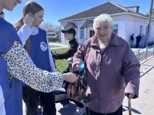 Георгиевские ленточки раздавали волонтеры на улицах Чистоозерного