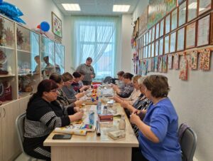 Создавать дымковскую игрушку учат в Чистоозерном Доме культуры