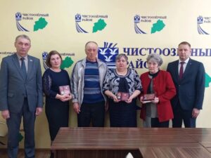 В Чистоозерном районе награды вручили родственникам погибших героев
