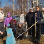 В Павловке работники культуры и активисты убрали могилы участников войны