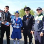 Георгиевские ленточки подарили госавтоинспекторы и их юные помощники чистоозерцам