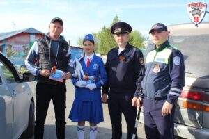 Георгиевские ленточки подарили госавтоинспекторы и их юные помощники чистоозерцам