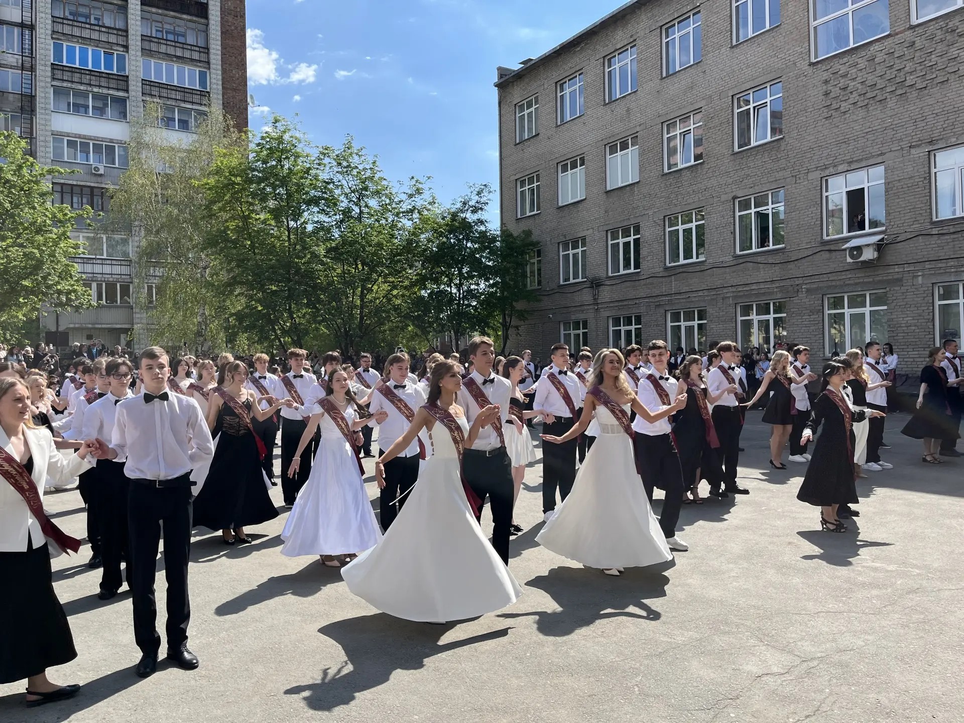 В школах региона начали звенеть последние звонки