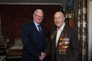 Депутат Олег Иванинский встречается с ветеранами Великой Отечественной войны