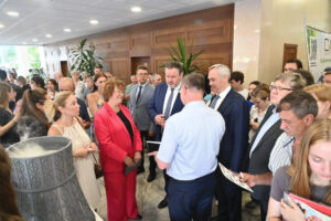 На ярмарке трудоустройства в Новосибирске побывал министр Антон Котяков
