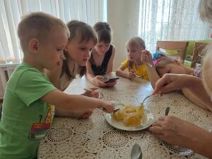 Сладкий подарок накануне Медового Спаса получили в Центре помощи детям