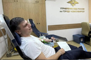 Полицейские сдали кровь для пострадавших в дорожно-транспортных происшествиях