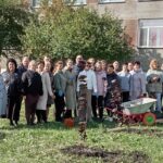 Педагоги школы № 3 заложили аллею в честь 30-летия учреждения