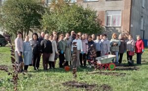 Педагоги школы № 3 заложили аллею в честь 30-летия учреждения