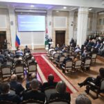 Губернатор Андрей Травников поздравил дорожников и автомобилистов с праздником